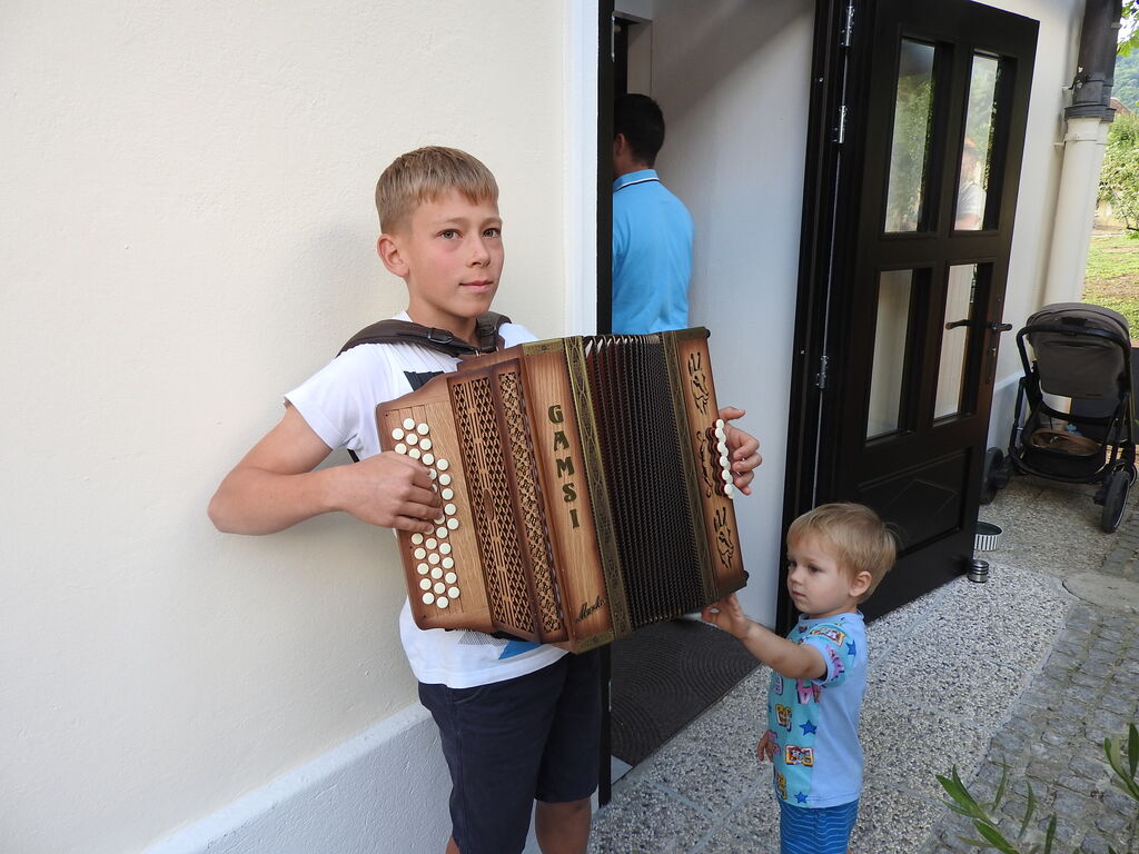 V središču Cerkelj odprli Hribarjevo kavarno