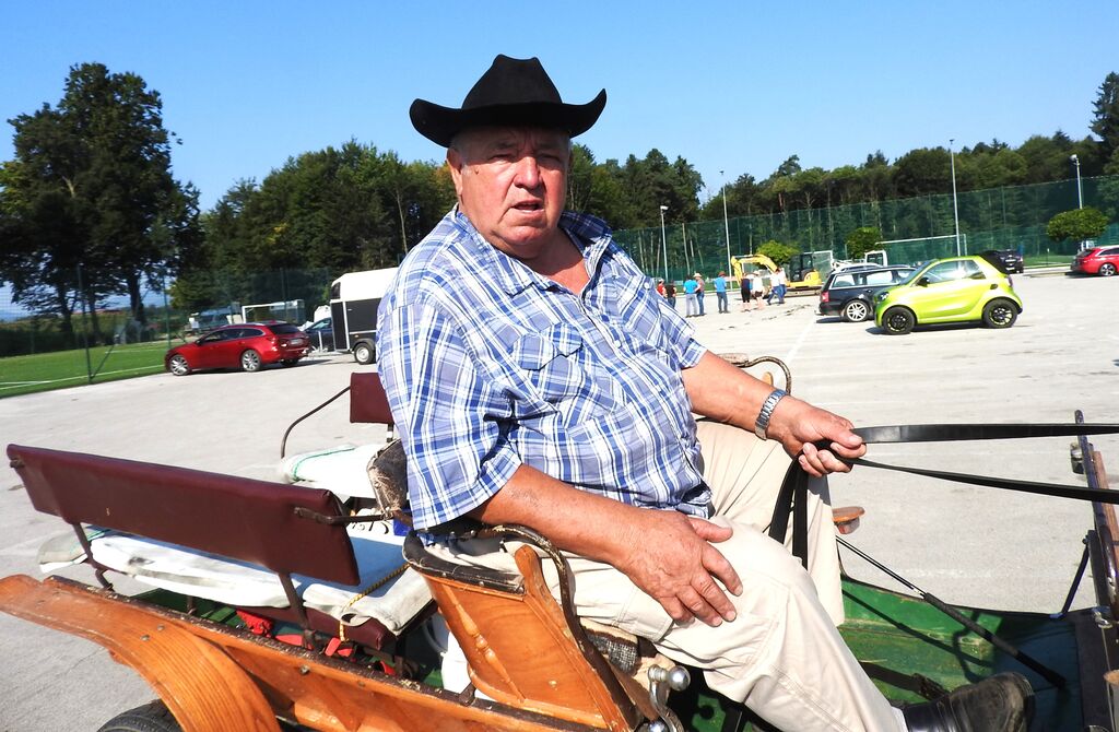 Krvavška konjenica uspela, letos sodelovalo veliko deklet