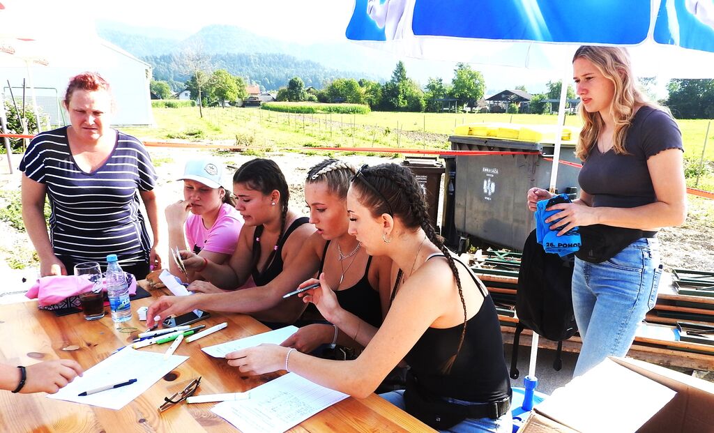 Krvavška konjenica uspela, letos sodelovalo veliko deklet