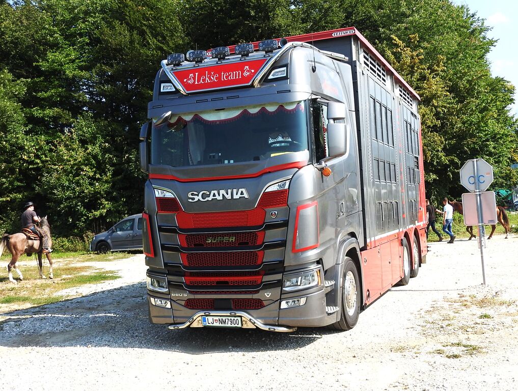 Krvavška konjenica uspela, letos sodelovalo veliko deklet