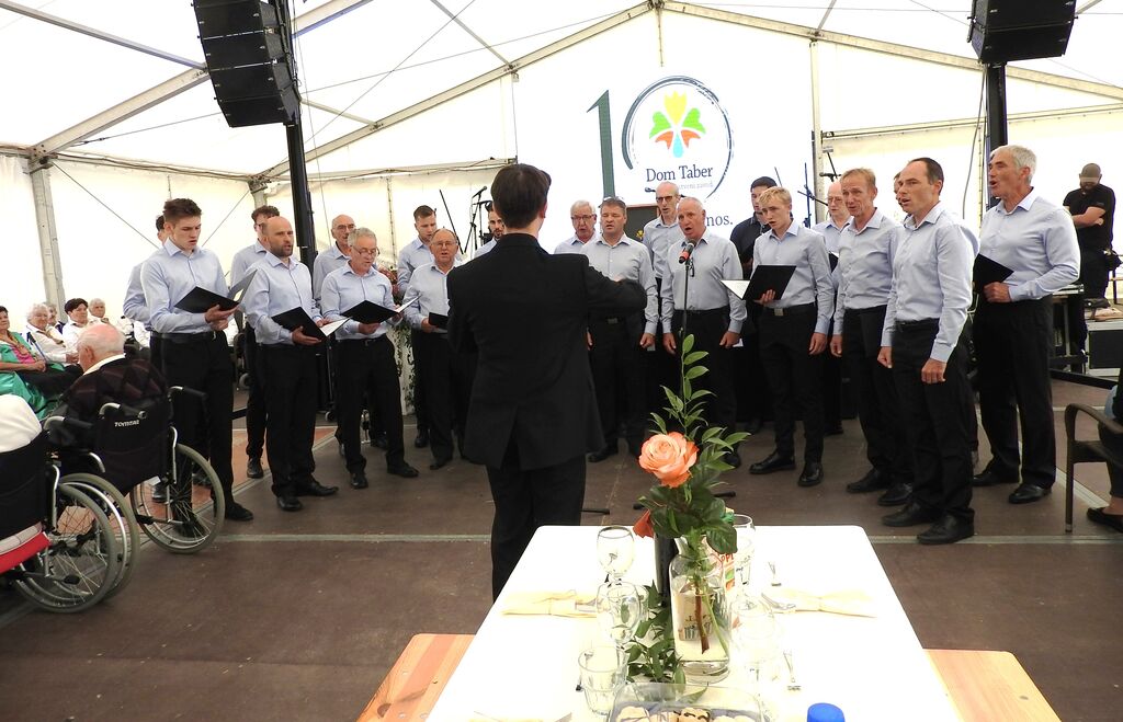 SLOVESNO PRAZNOVALI DESETO obletnico v Domu Taber