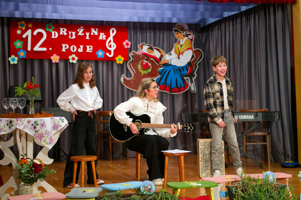 V Adergasu že dvanajstič prepevale družine, ki ohranjajo bogato ljudsko dediščino.