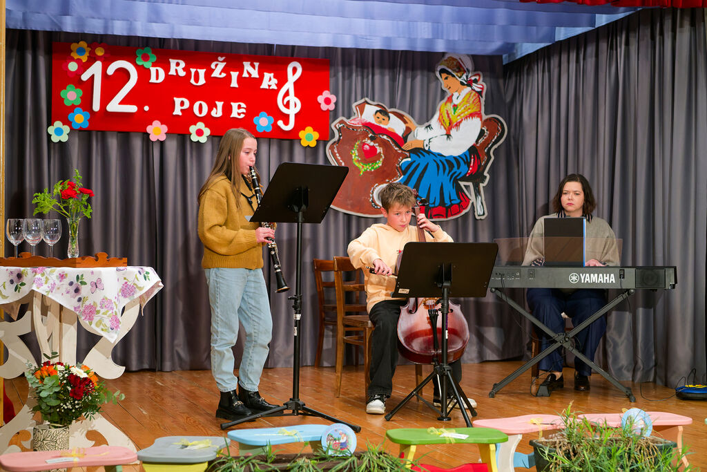 V Adergasu že dvanajstič prepevale družine, ki ohranjajo bogato ljudsko dediščino.