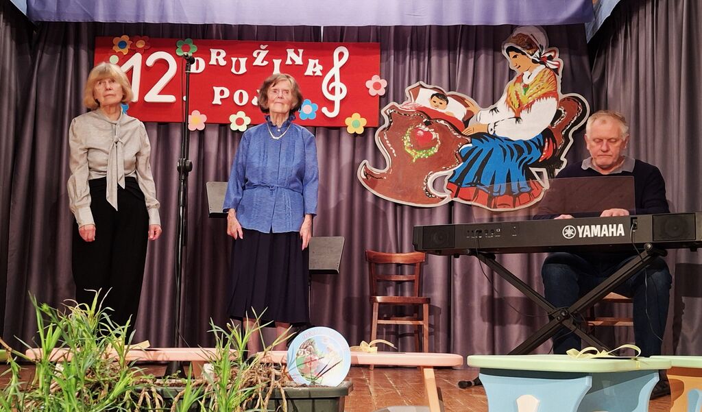 V Adergasu že dvanajstič prepevale družine, ki ohranjajo bogato ljudsko dediščino.