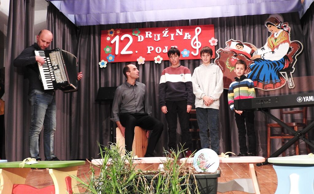 V Adergasu že dvanajstič prepevale družine, ki ohranjajo bogato ljudsko dediščino.