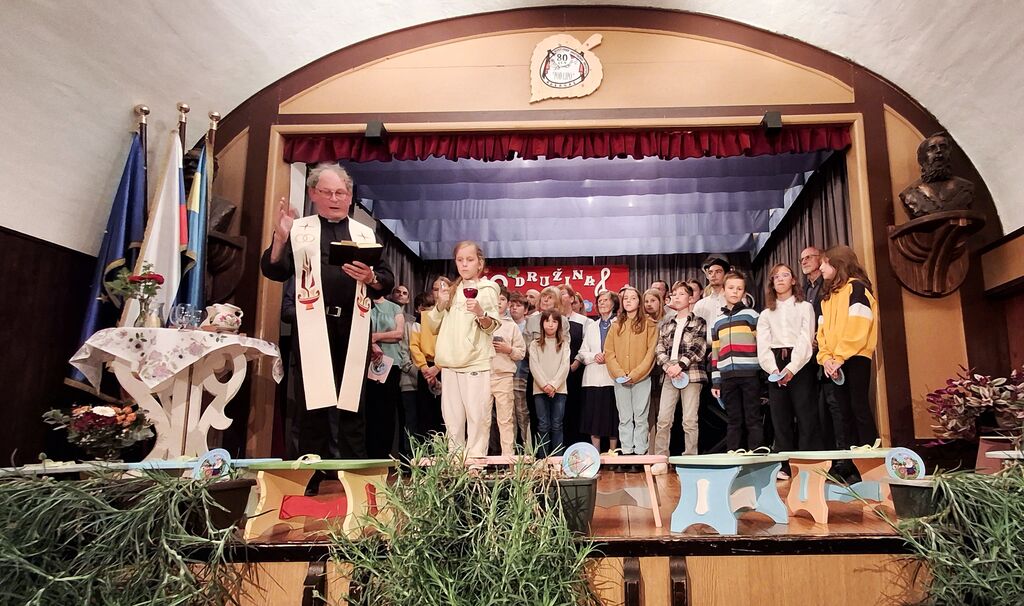 V Adergasu že dvanajstič prepevale družine, ki ohranjajo bogato ljudsko dediščino.