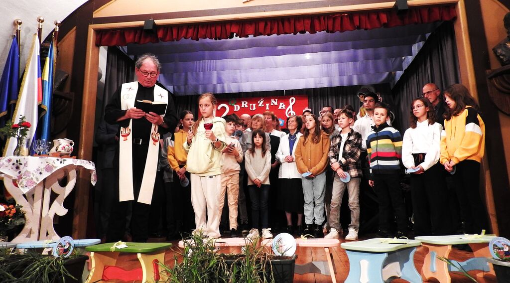 V Adergasu že dvanajstič prepevale družine, ki ohranjajo bogato ljudsko dediščino.