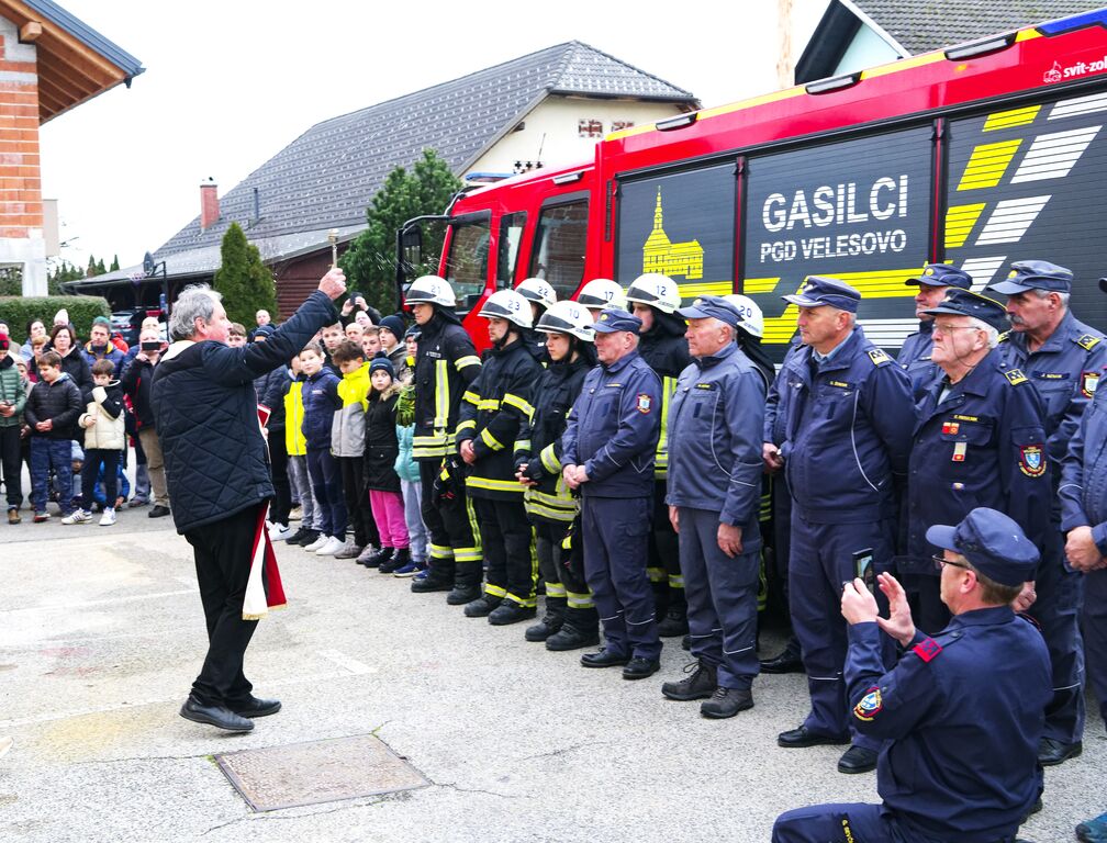 Slavnostni prevzem in blagoslovitev  novega gasilskega vozila v PGD Velesovo