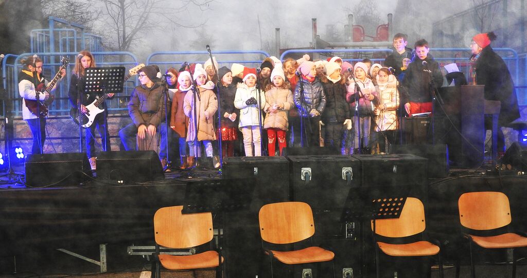 Svetloba sv. Lucije prvič razsvetlila Cerklje