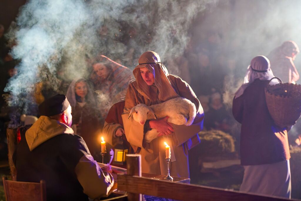 Božična zgodba z živimi jaslicami v Adergasu navdušila