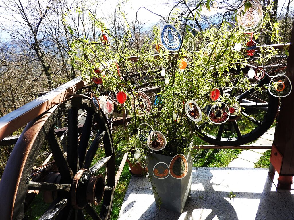 Na drevo sta letos obesila 950 pirhov