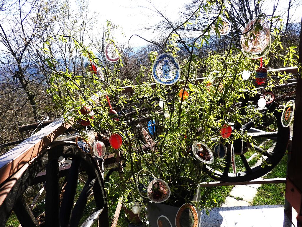 Na drevo sta letos obesila 950 pirhov