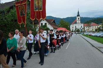 Procesija z Marijinim kipom v Adergasu
