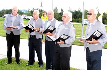 Fantje z vasi želijo zapeti v vseh 125 domovih za starejš po Sloveniji.