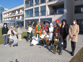 Dom Taber - Maškare so jim odgnale skrbi