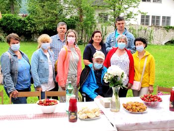 Skupina Centra Korak iz Kranja obiskala v Cerkljah Borštnikovo domačijo