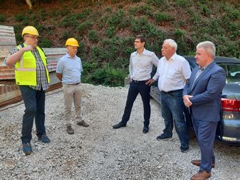 Minister Vizjak na ogledu gradnje objekta za pripravo pitne vode za krvavški vodovod