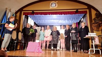 Predstava Jeklene Magnolije navdušila polno dvorano v Adergasu