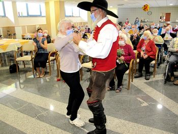 Pri stotih letih zaplesala v Domu Taber