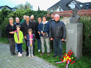 V spominskem parku v Cerkljah položili cvetje k doprsnemu kipu misijonarja Janeza Čebulja ob 190 letnici rojstva