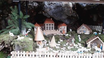 Posebnost so unikatne jaslice ob poti na Šenturško Goro