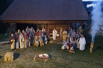 Božična zgodba z živimi jaslicami v Adergasu navdušila