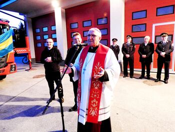 Nadškof msgr. Zore blagoslovil gasilsko vozilo, ki ima teleskopsko dvigalo z reševalno košaro