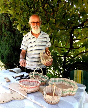 Pletenje košar mu gre dobro od rok