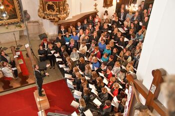 SREČANJE CERKVENIH PEVSKIH ZBOROV DEKANIJE ŠENČUR OB 860-LETNICI ŽUPNIJE VELESOVO