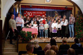 Na jubilejni deseti prireditvi Družina poje v Adergasu prepevalo deset družin