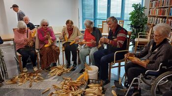 V Domu Taber v Šmartnem so ličkali koruzo