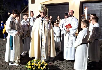 Blagoslovili obnovljeno streho nad župnijsko stavbo