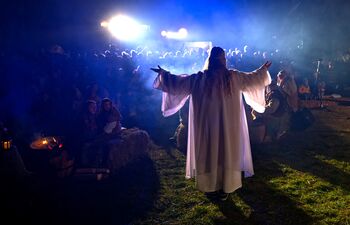 Božična zgodba z živimi jaslicami v Adergasu navdušila