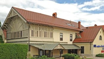 Preliminarno poizvedovanje o interesu za najem poslovnih prostorov v Hribarjevi hiši v Cerkljah