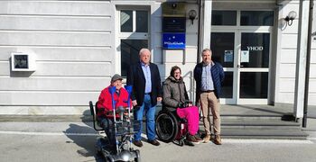 Multimodalna mobilnost funkcionalno oviranih oseb: terenski ogledi javnih objektov v Cerkljah na Gorenjskem