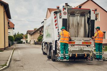 Pravilno ločujemo odpadke in jih odlagamo v zabojnike