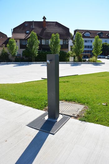 V vročih dneh se lahko odžejate tudi na pitnikih
