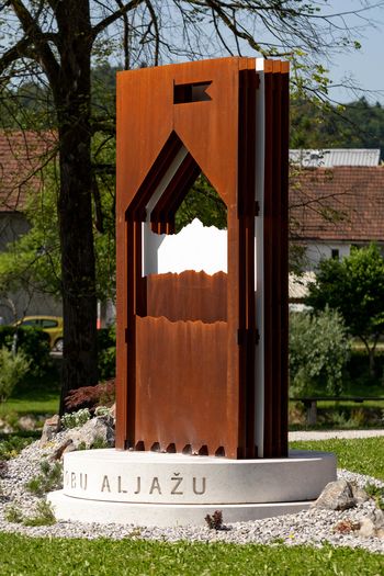 Stolp upanja na sotočju Sore in Save