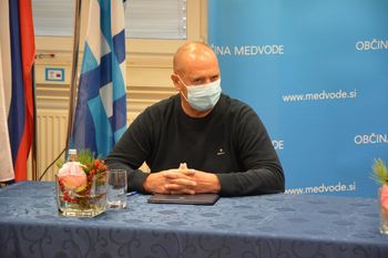 Podpis pogodb za gradnjo Kolesarske poti Medvode - Pirniče - Vikrče in brvi čez reko Savo