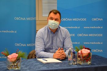 Podpis pogodb za gradnjo Kolesarske poti Medvode - Pirniče - Vikrče in brvi čez reko Savo