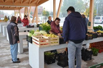Prodaja na Tržnici Medvode v petek pred praznikom