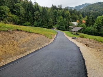 Asfaltiranje ceste v Trnovcu