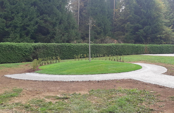 Prostor za raztros pepela na pokopališču v Pirničah