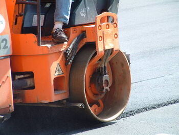 Asfaltiranje cest Asfaltiranje cest