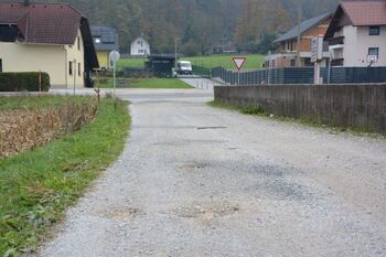 Asfaltiranje ceste v Spodnjih Pirničah (Hernec)