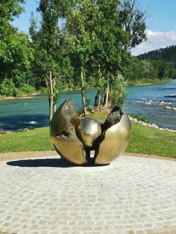 Rotarjeva »Krogla z jedrom« dobila svoje mesto na sotočju Save in Sore