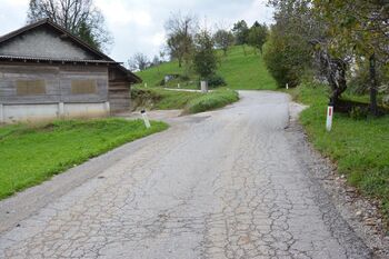 Gradnja opornega zidu ob cesti proti Golem Brdu