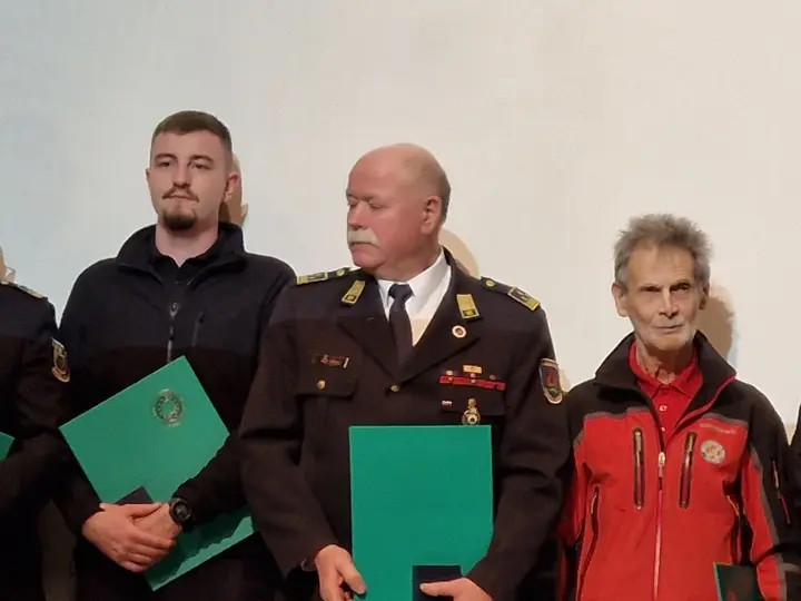 Dva bronasta znaka civilne zaščite