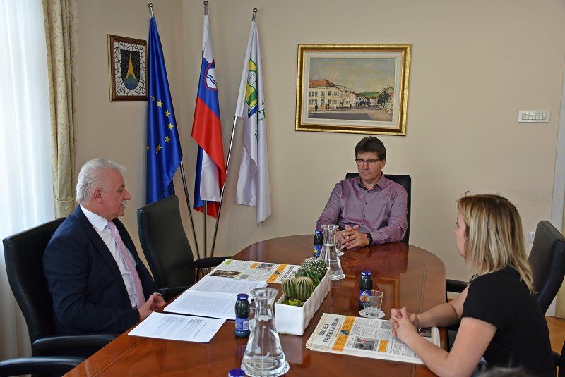 Teden prostovoljstva tudi v Brežicah obeležili s časopisom Dobra dela ne potrebujejo reklame