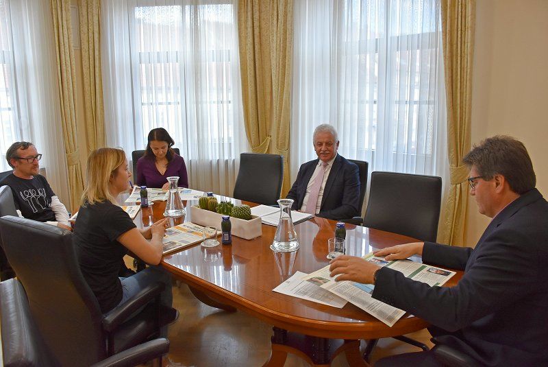 Teden prostovoljstva tudi v Brežicah obeležili s časopisom Dobra dela ne potrebujejo reklame